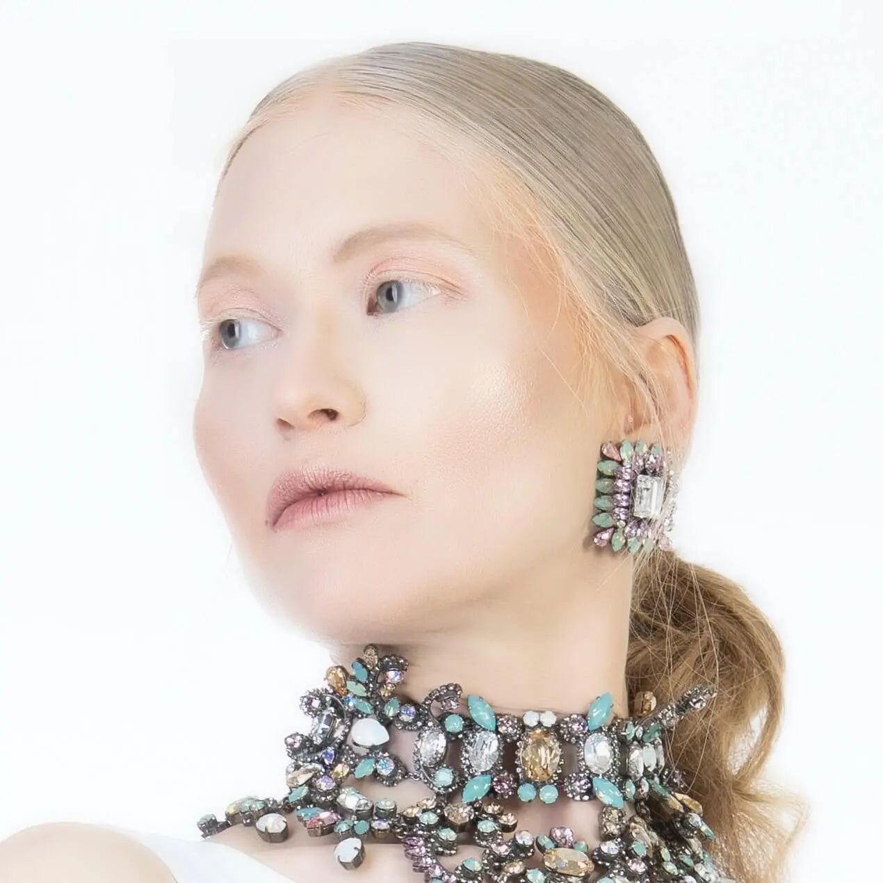 Prachtige oorbel van het wonderlijke luxemodel Joan Kuhlman