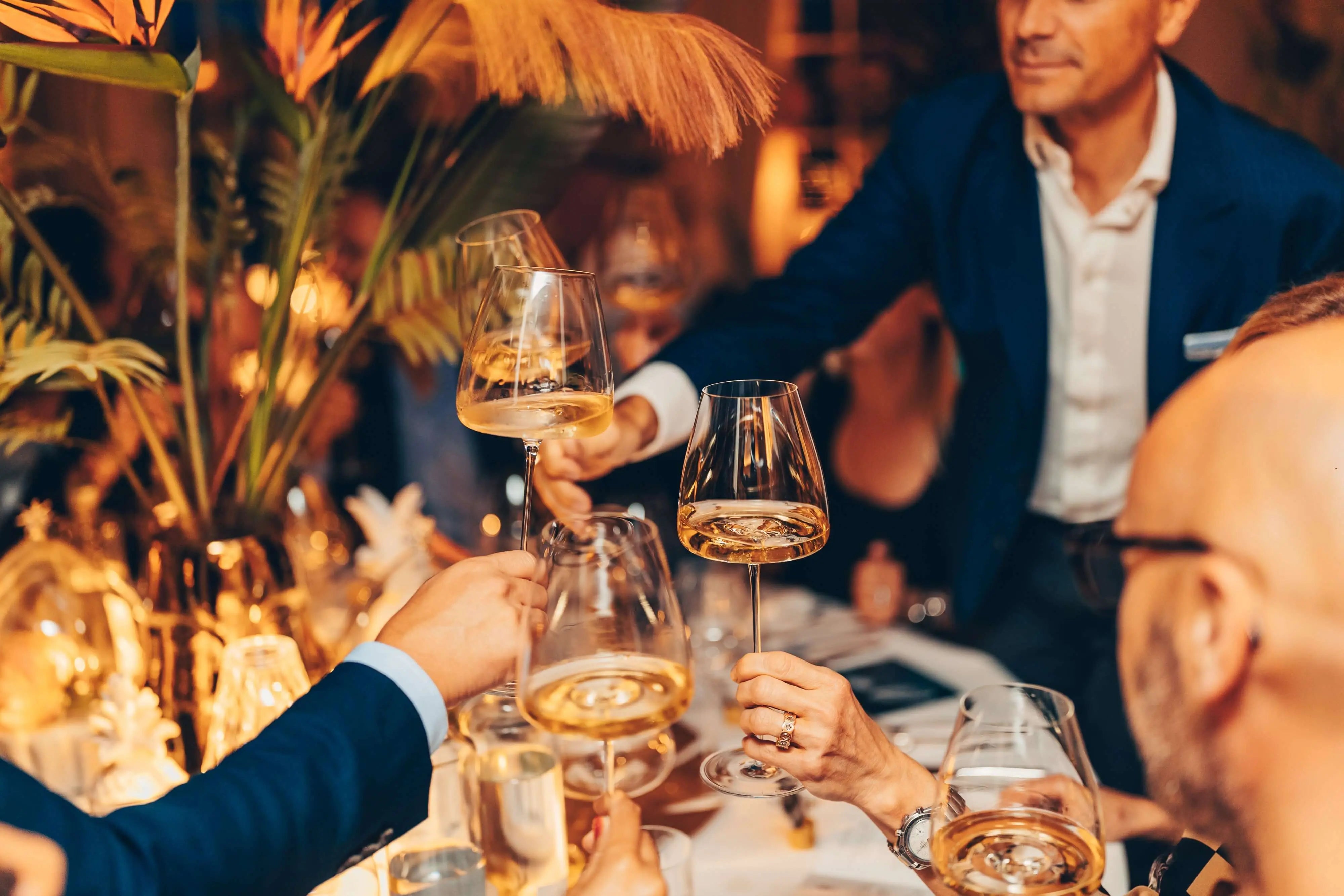 gedelegeerd gezelschap met luxe wijnglas