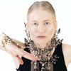 Masterpiece choker ketting met metalen ornamenten en Swarovski-kristallen van het model Joan Kuhlman